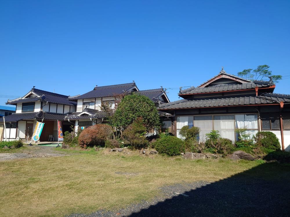 Expansive 8DK Home with Garden in Yasui - Photo 1