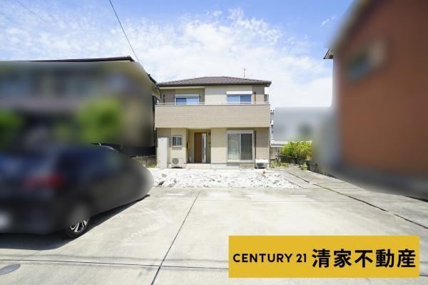 Bright 3LDK Home with Ample Parking - Photo 1