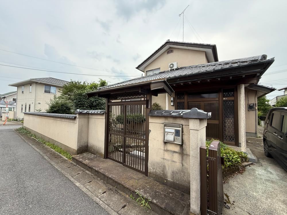 Expansive 5DK House with Traditional Garden - Photo 1