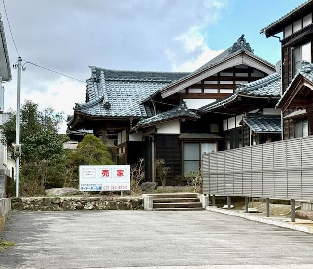 Luxury Living with Traditional Features in Niigata - Photo 1