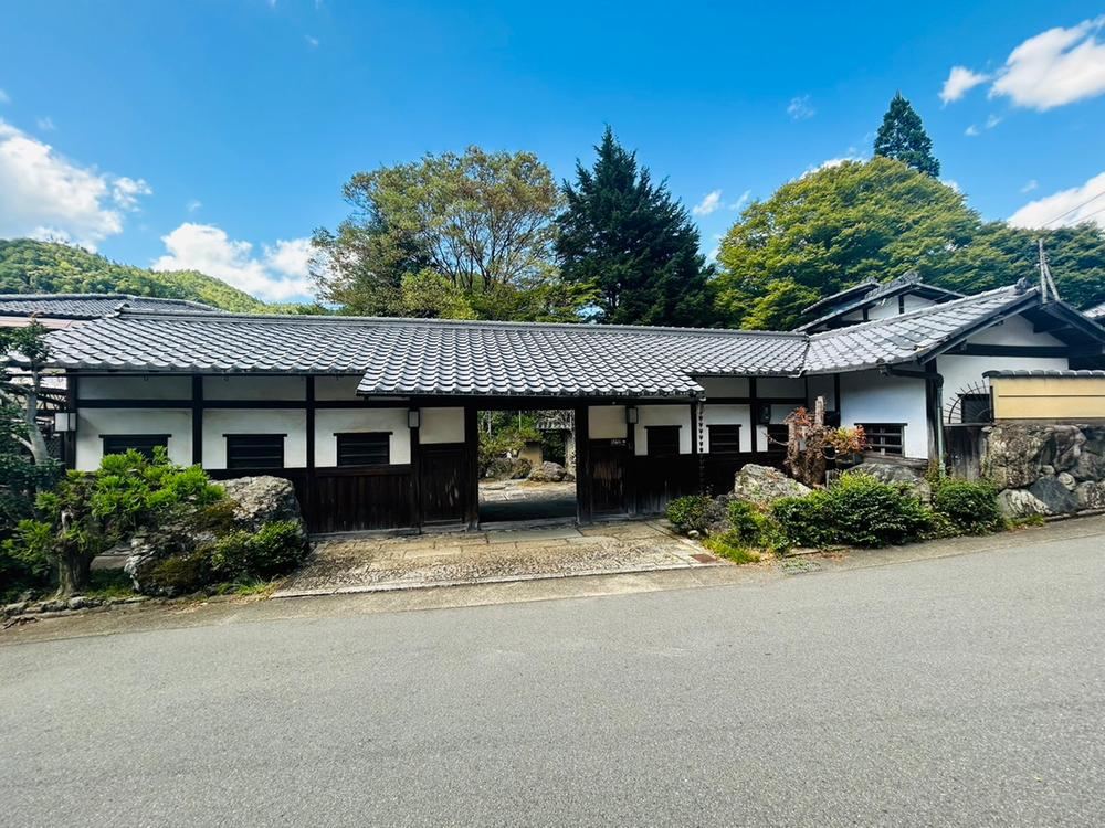 Traditional Japanese House with Scenic Views in Umegahata - Photo 1