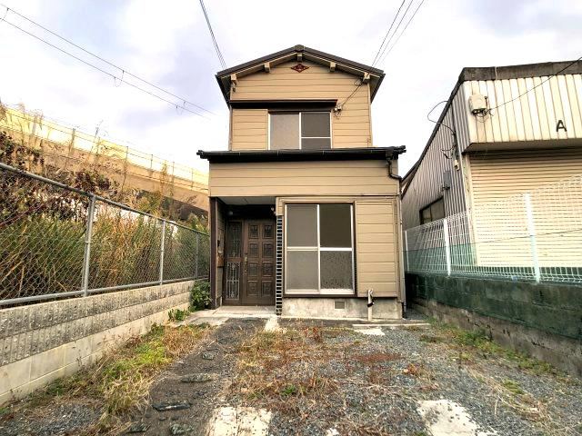 Renovated 3DK House with Parking in Izumisano - Photo 1