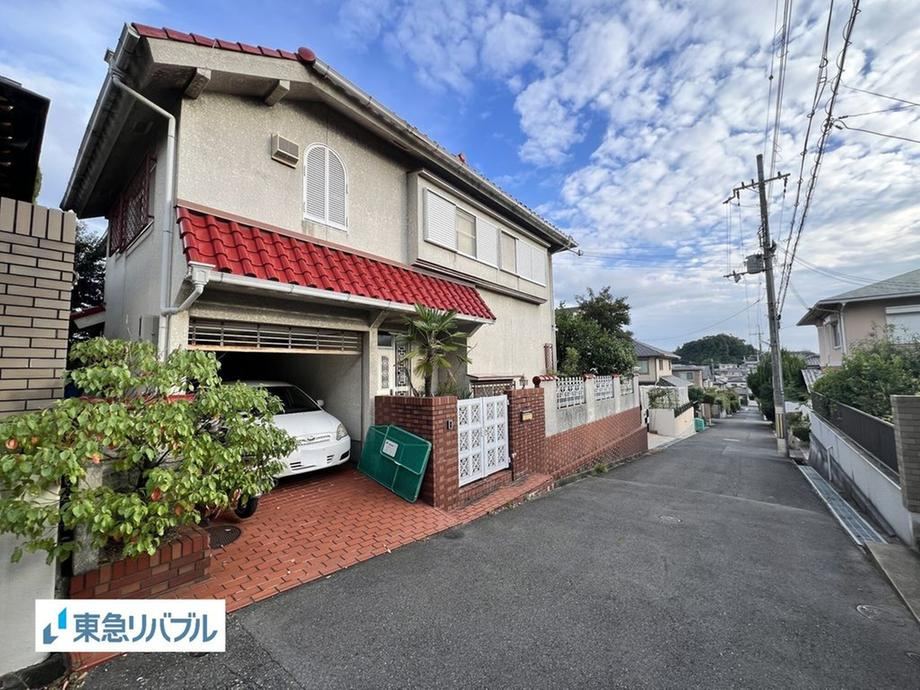 Custom-Built 5LDK Home with Mountain Views in Hirakata - Photo 1