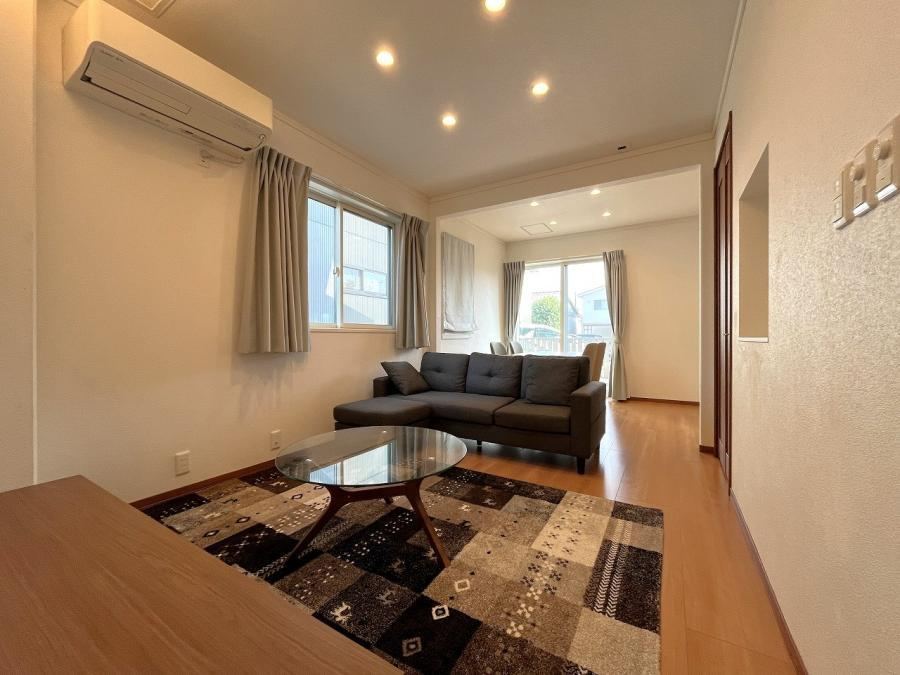 Modern 4LDK Home with Custom Wallpaper Options in Nagaoka - Photo 1