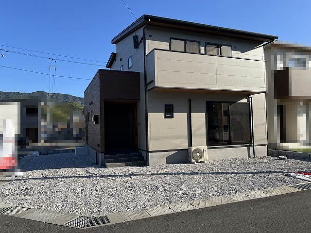 Convenient 3LDK Home with Modern Kitchen - Photo 1
