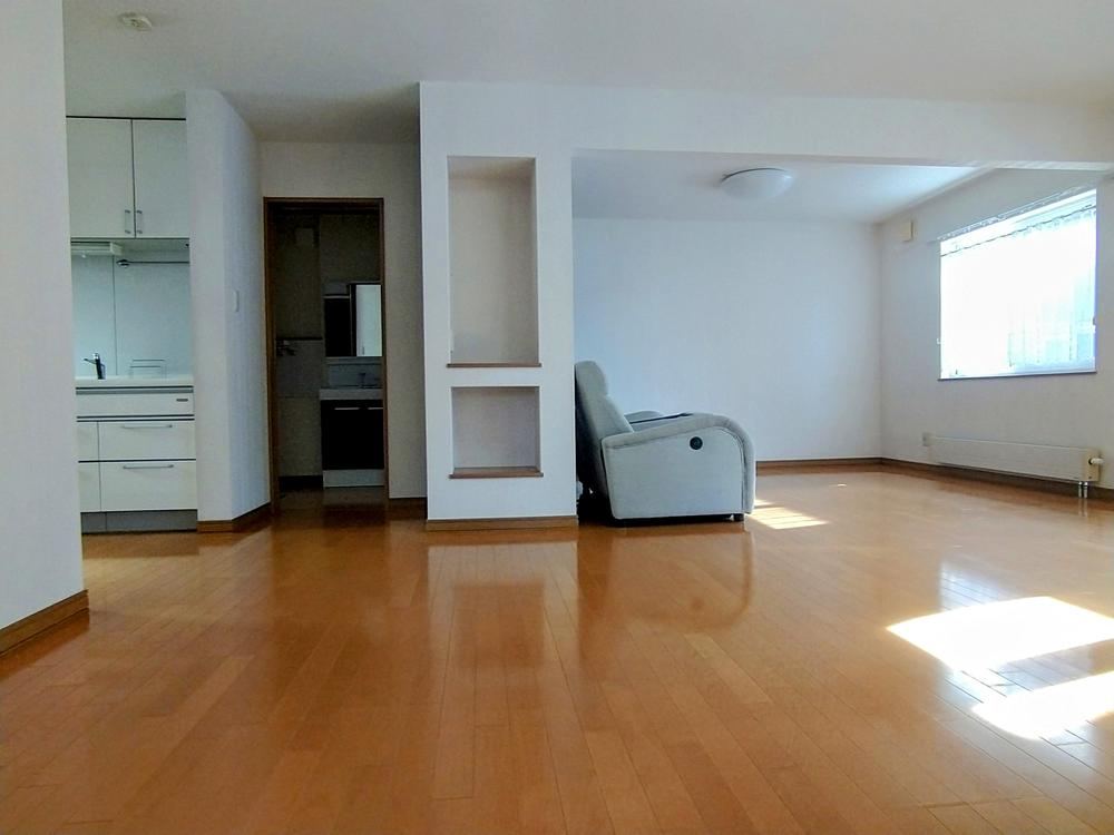 Stylish 3LDK+S with Modern Amenities - Photo 1