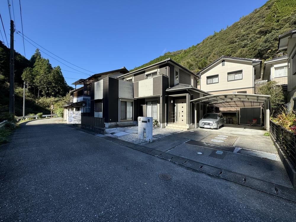 Charming 5LDK House Near Scenic River - Photo 1