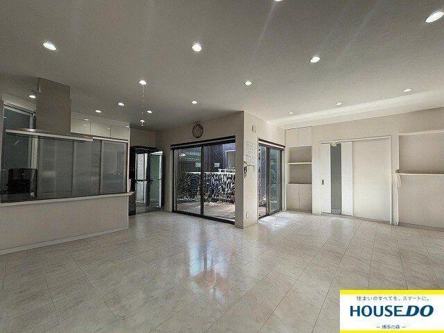Spacious 4LDK Home in Miwadadai - Photo 1
