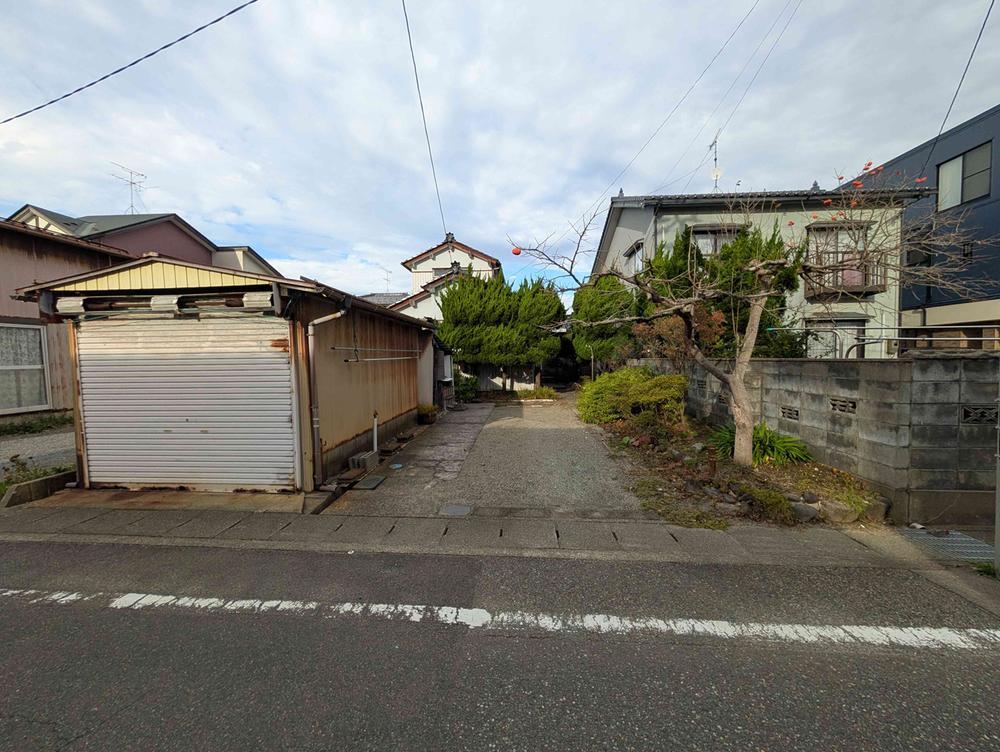 Quiet Residential Land with No Building Conditions in Sakata - Photo 1