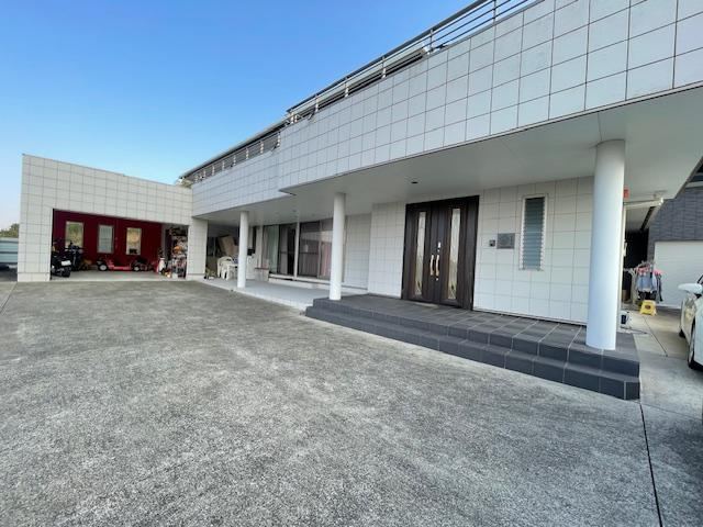 Expansive 8LDK Home with Garden in Karatsu - Photo 1