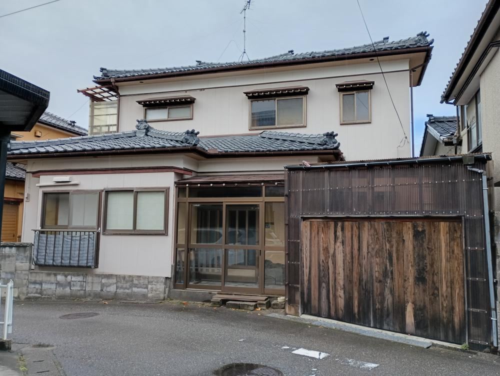Conveniently Located 5DK House in Higashi Niigata - Photo 1