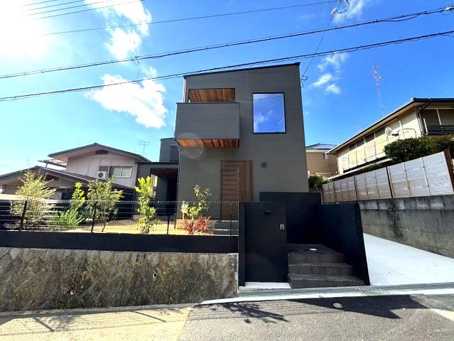 Modern 4LDK House with Solar Power System in Uzumoridai, Kobe - Photo 1