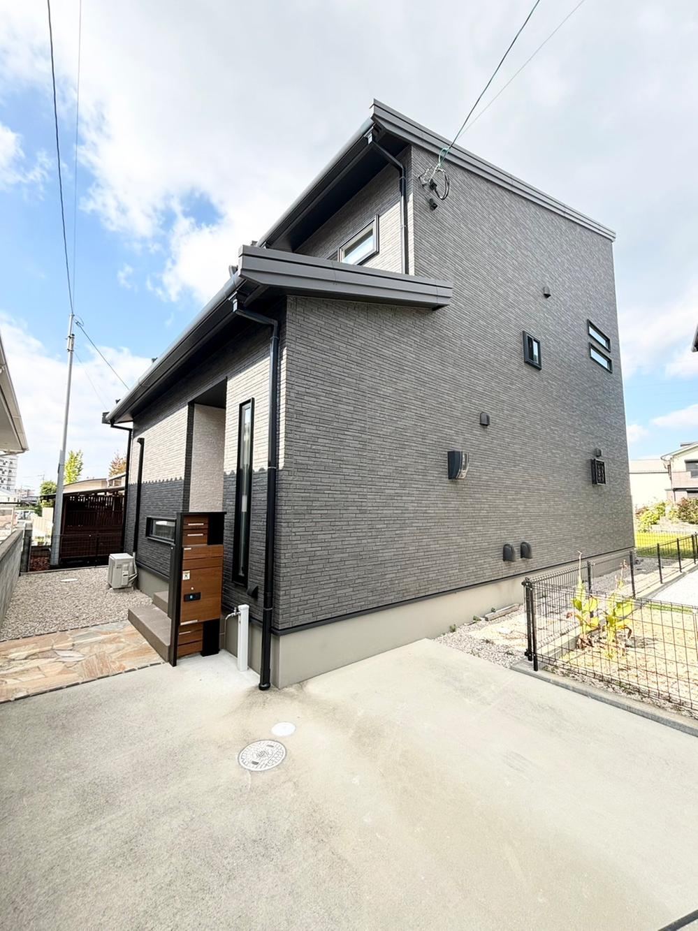 Eco-Friendly 4LDK Custom Home with Solar Panels in Kurume - Photo 1