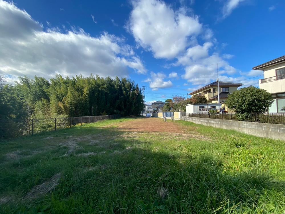 Spacious Land with No Building Conditions in Yotsukura Town - Photo 1