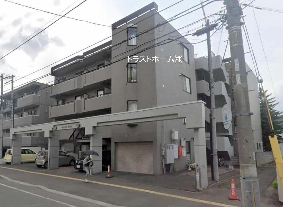 Spacious 3LDK Corner Apartment with Private Garage in Sapporo - Photo 1