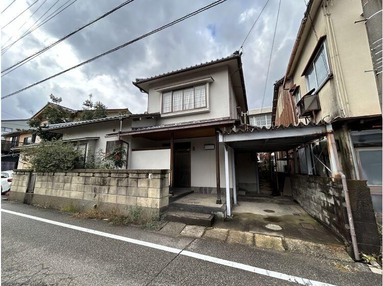 Family-Friendly Home Near Nakamura Elementary School - Photo 1