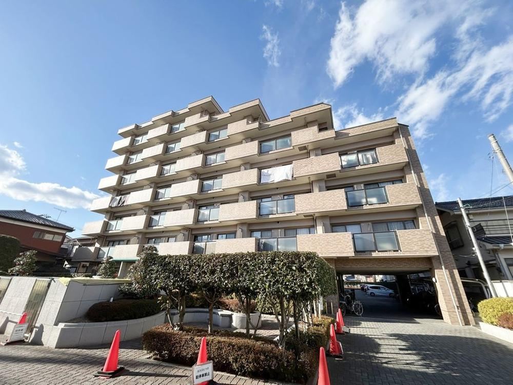 Top Floor 3LDK Apartment with Scenic Views - Photo 1