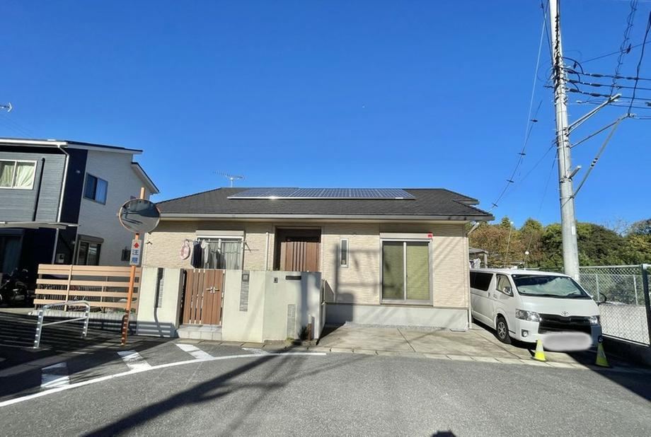 Modern 1-Story Home Built in 2015 in Sakura - Photo 1