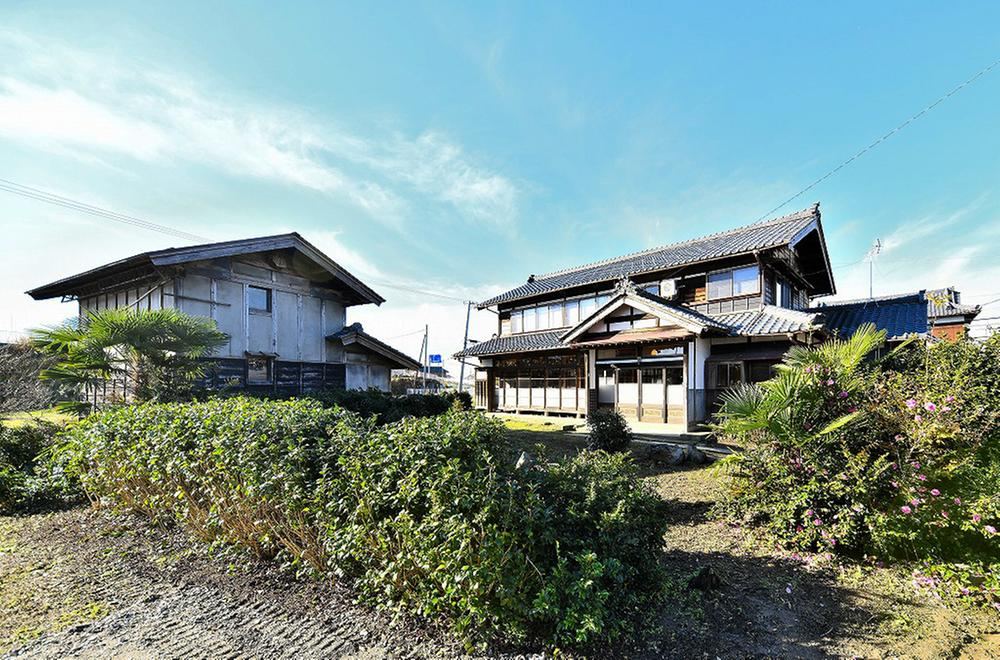 Renovated 9LDK Traditional House with Spacious Land - Photo 1