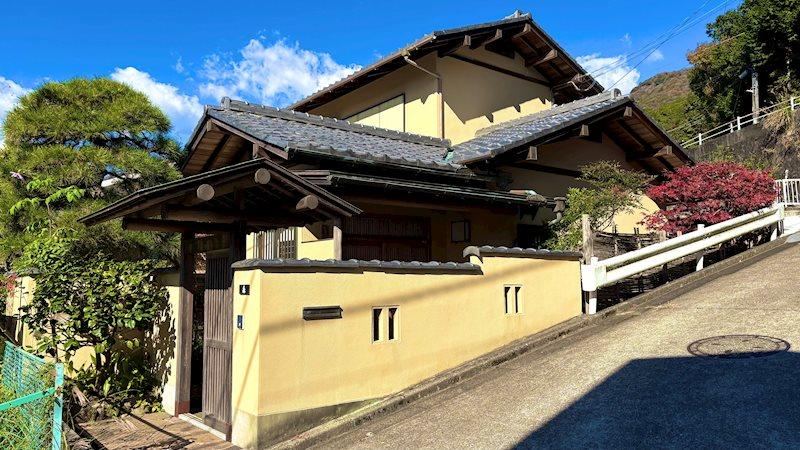 Spacious 6 Room House with Mountain Views in Yugawara - Photo 1