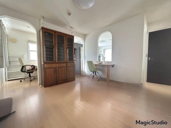 Warm and Inviting 4LDK House with Unique Design - Photo 1