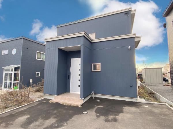 Modern 4LDK House with High Storage Capacity - Photo 1