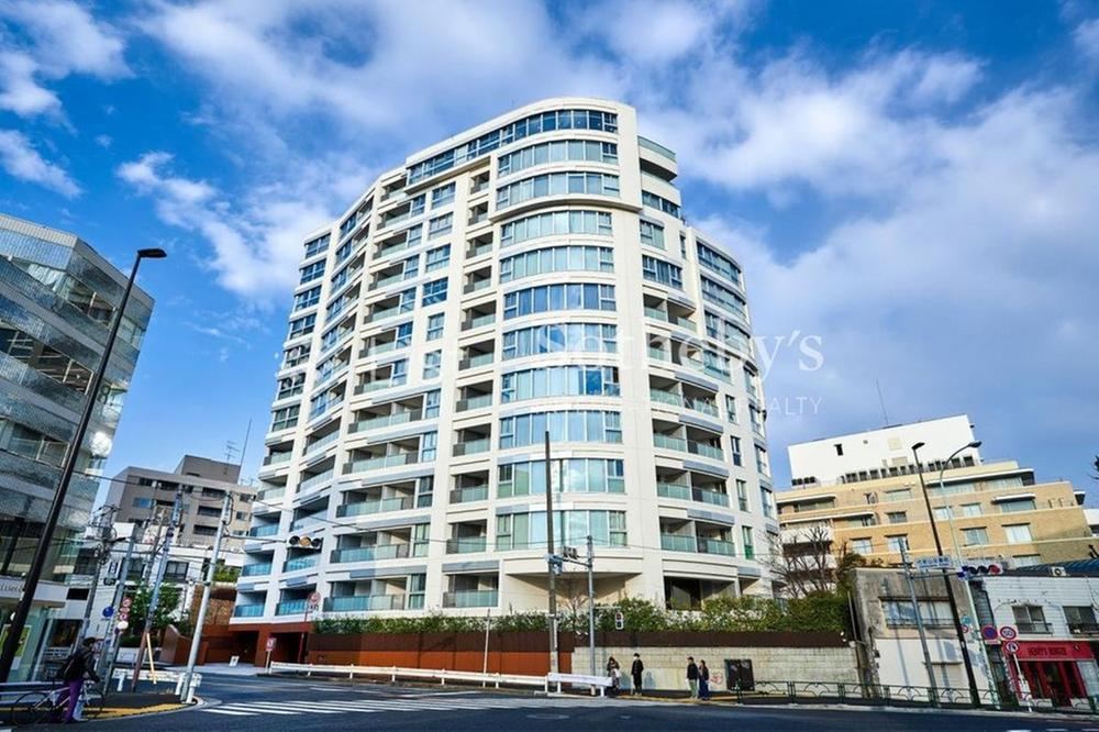 3LDK apartment in Shibuya Ward, Tokyo - Photo 1