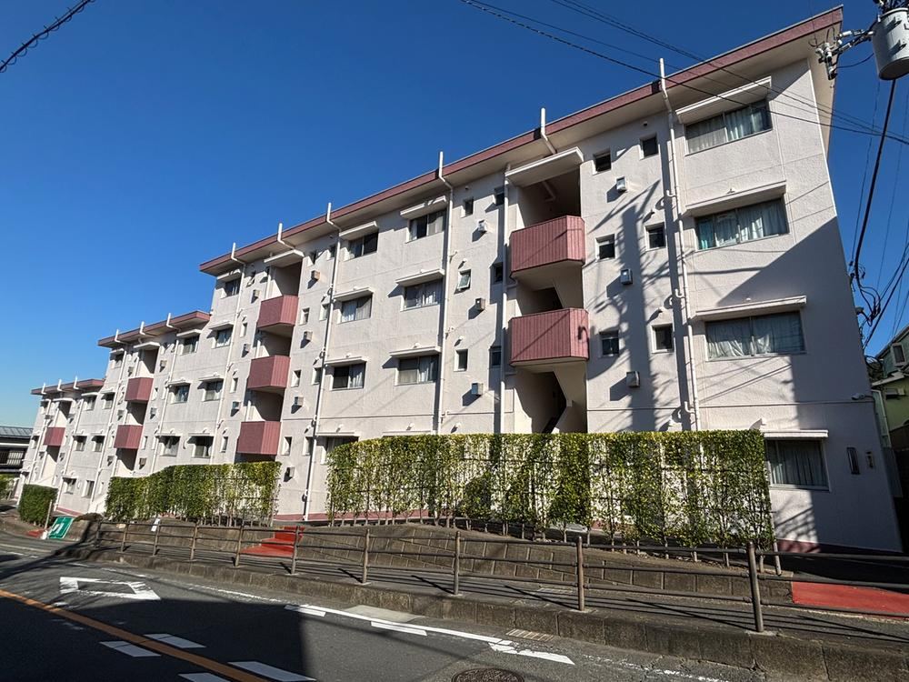 Spacious 3LDK Apartment with Scenic Views in Zushi - Photo 1