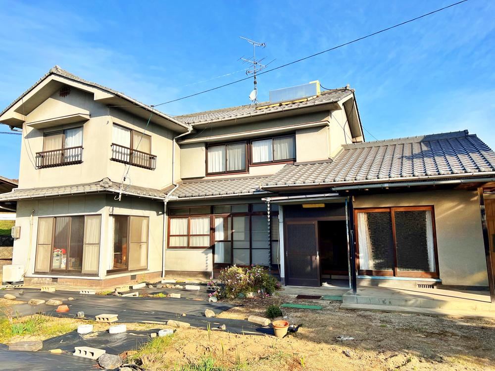 Traditional 8DK Riverside House with Garden - Photo 1