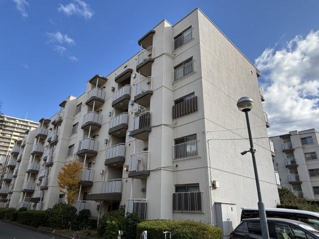 2LDK apartment in Mihama Ward, Chiba - Photo 1