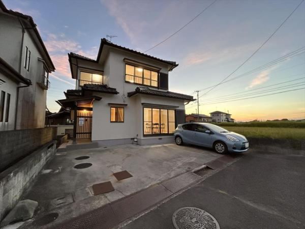 Renovated 3LDK Home with Ample Parking - Photo 1