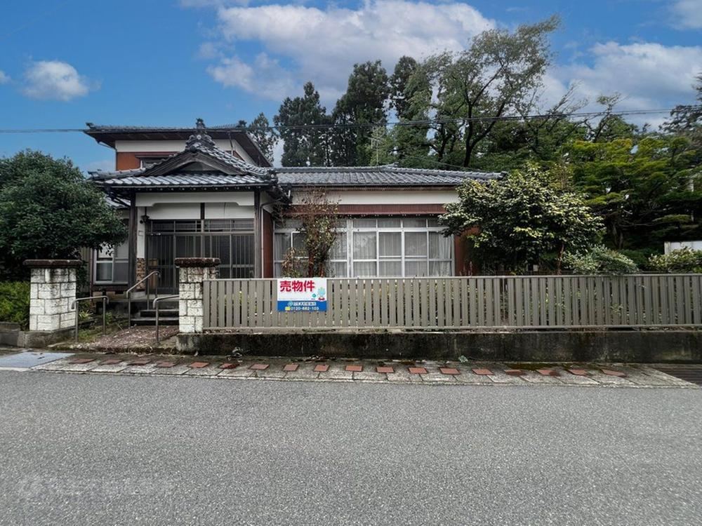 Spacious 7DK House Near Kotsu Station - Photo 1