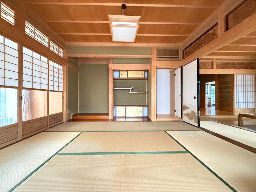 Elegant 5LDK House Blending Tradition and Modern Living - Photo 1