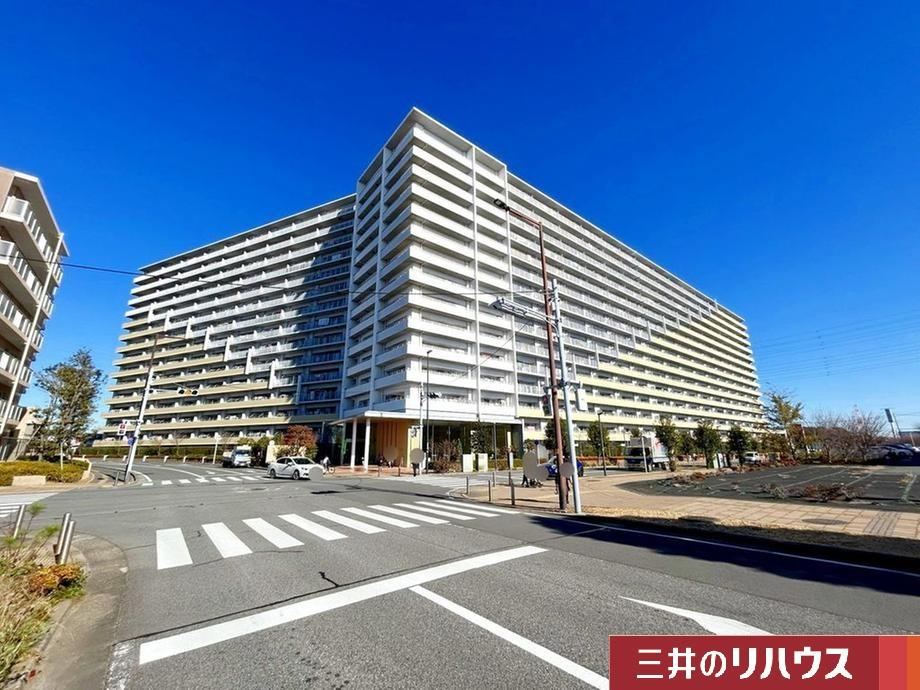 Corner 4LDK Apartment in Shiroi - Photo 1