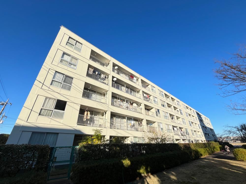Renovated 2LDK Apartment with Mountain Views in Ebina - Photo 1