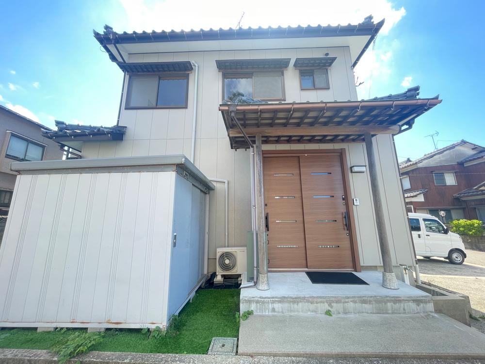 Fully Renovated 5LDK House with Modern Amenities - Photo 1