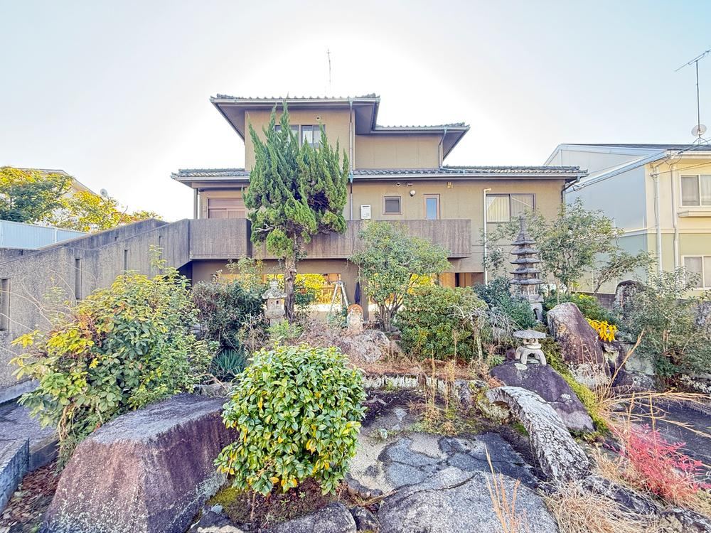 Spacious 5LDK House in Fuchu Town - Photo 1