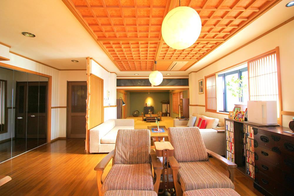 Spacious 6LDK Home with Elevator - Photo 1