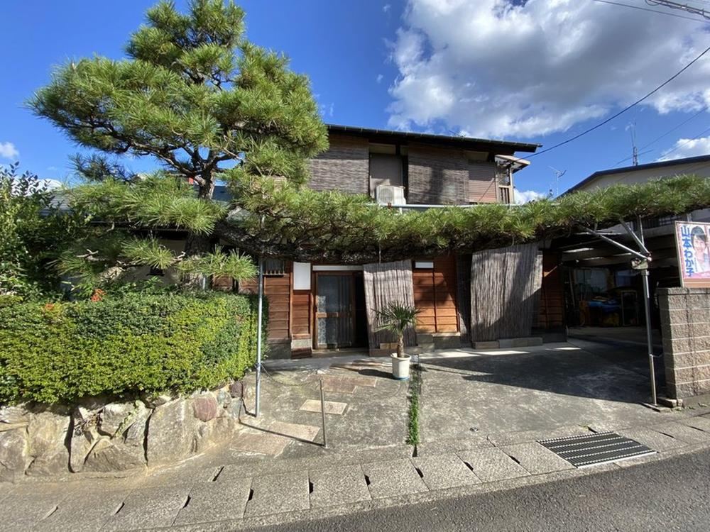 Renovated Home Just 5 Minutes from the Station - Photo 1