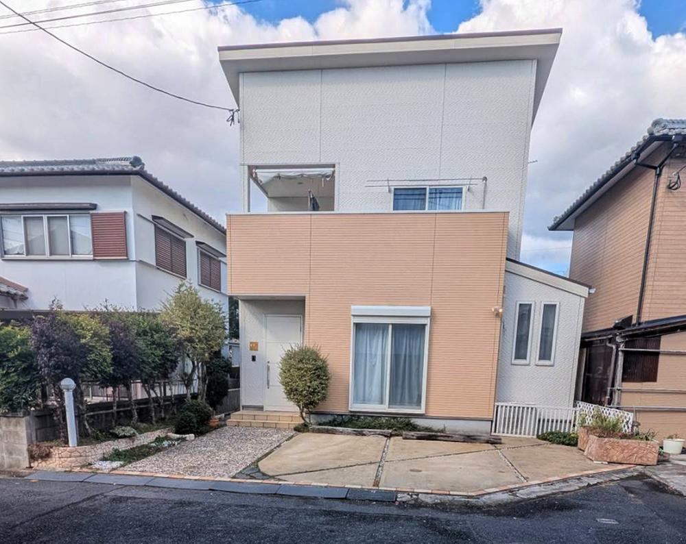 Well-Maintained 3LDK Home Ready for New Owners - Photo 1