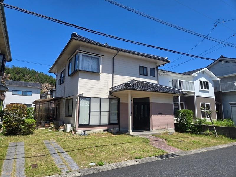 Spacious 4LDK Home with Parking in Tottori - Photo 1