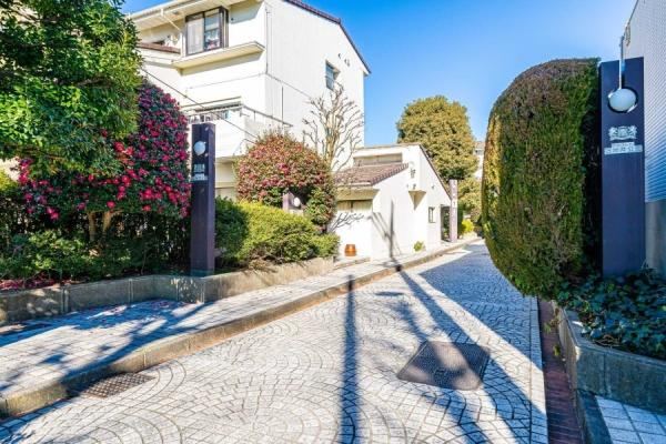 Spacious 4LDK Apartment with Parking in Nerima - Photo 1
