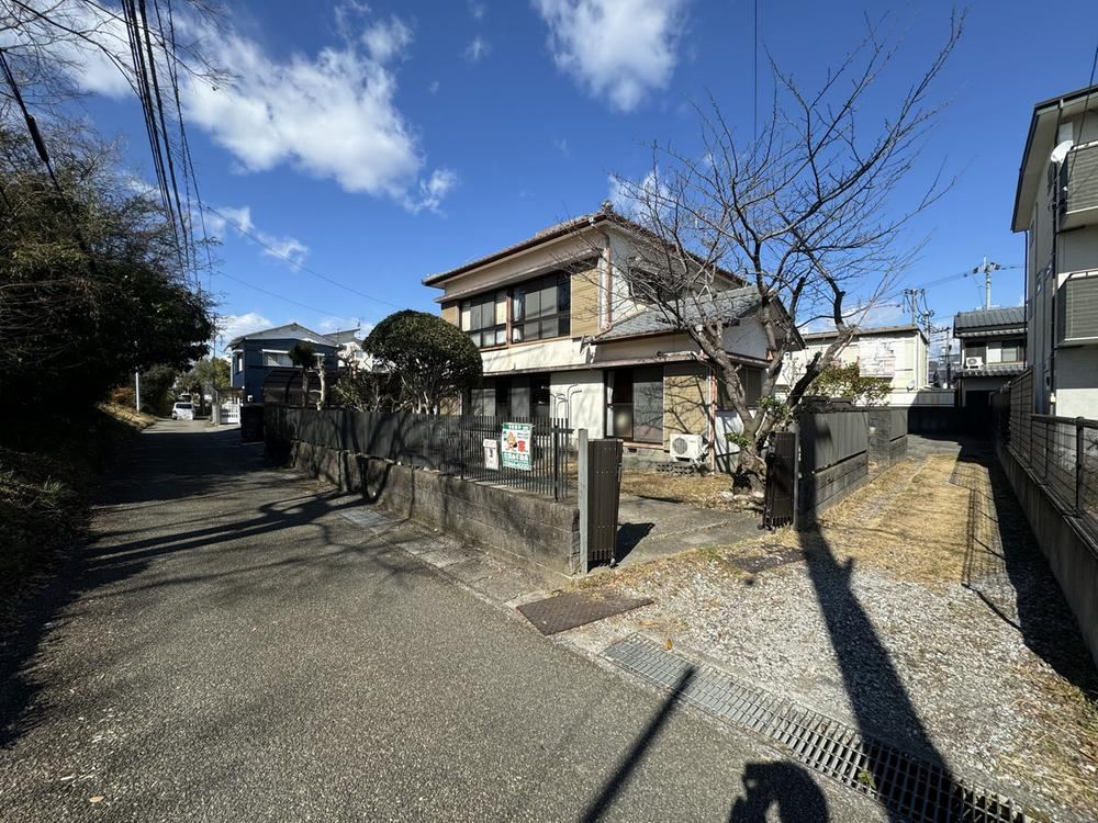 Spacious 4LDK House on Generous 133 Tsubo Lot - Photo 1