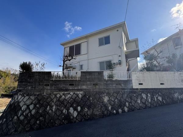 Open 4LDK Corner Lot House with Scenic View - Photo 1