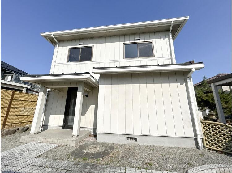 Conveniently Located 4LDK House in Toyama - Photo 1
