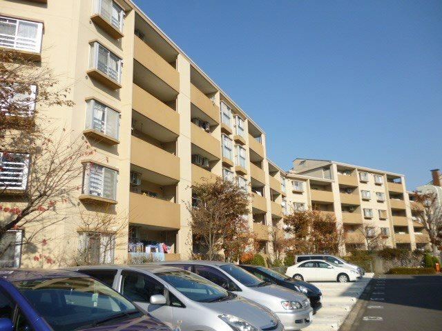 Spacious 3LDK Apartment in Bessho - Photo 1