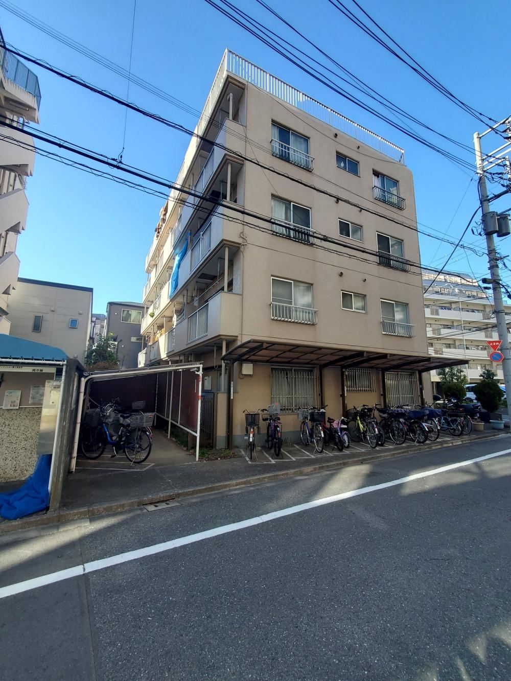 Bright 2LDK Corner Apartment in Takashimadaira - Photo 1