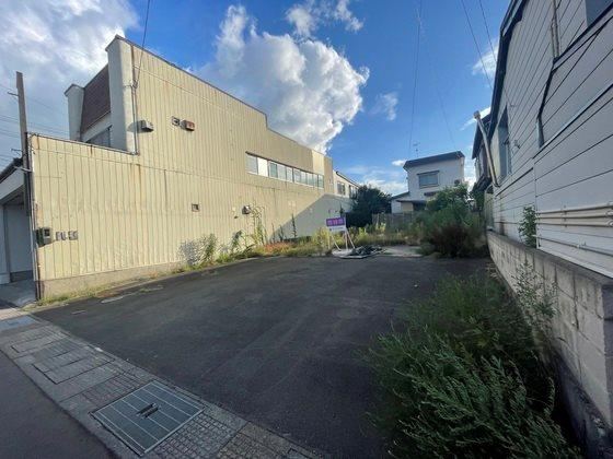 Land with Building in Matsumori - Photo 1