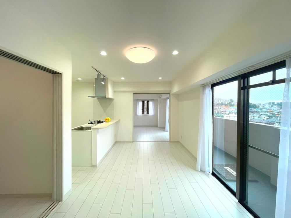 Bright Top Floor Corner 3LDK Apartment in Kamimaizumi - Photo 1