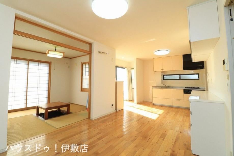 Renovated 4LDK Home with Traditional Features - Photo 1